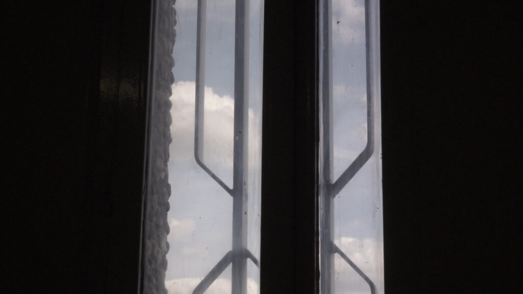 A travers la fenetre -nuage90